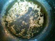 6. Az aljára letapadt rész így néz ki miután leöntöttem róla a tisztított vajat